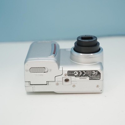 Nikon COOLPIX 775 digital camera, beautiful condition a4254