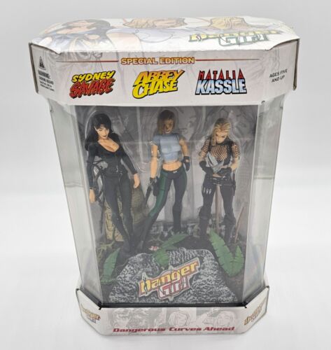 Danger Girl Fishtank Action Figure in Display Case 3 Dolls Factory Sealed 2000 - Picture 1 of 16