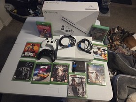 Xbox One Series S 1681 500 GB + 1TB Seagate Game Drive + 9 Games + Controllers