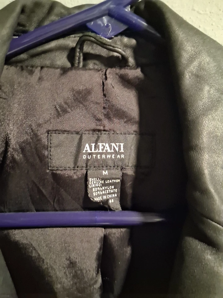 Jaqueta de Moto Alfani Couro Sintético Preta Feminina Tamanho Médio Motociclista Vintage Baddie - Imagem 2 de 4