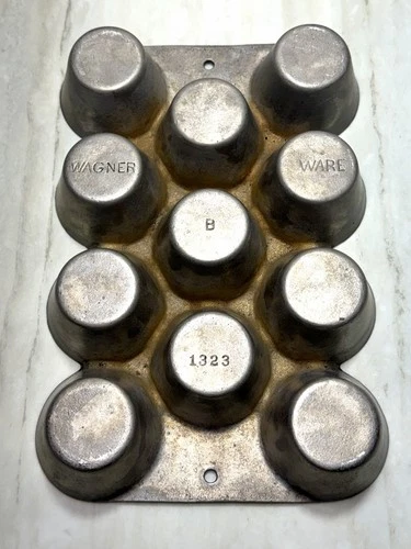 Vintage 1920s Wagner Ware 11 Cup Pop Over Gem Pan 1323 (Style B), Solid