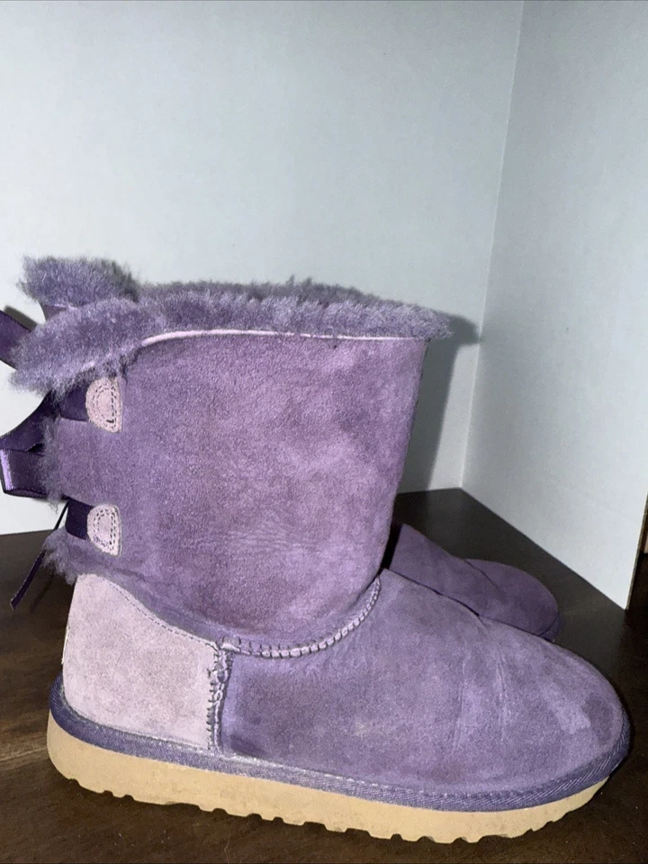 BOTAS FEMININAS UGG AUSTRALIA 8" BAILEY BOW II PELE DE CARNEIRO ROXA Tamanho 6 3280Y - Imagem 2 de 4