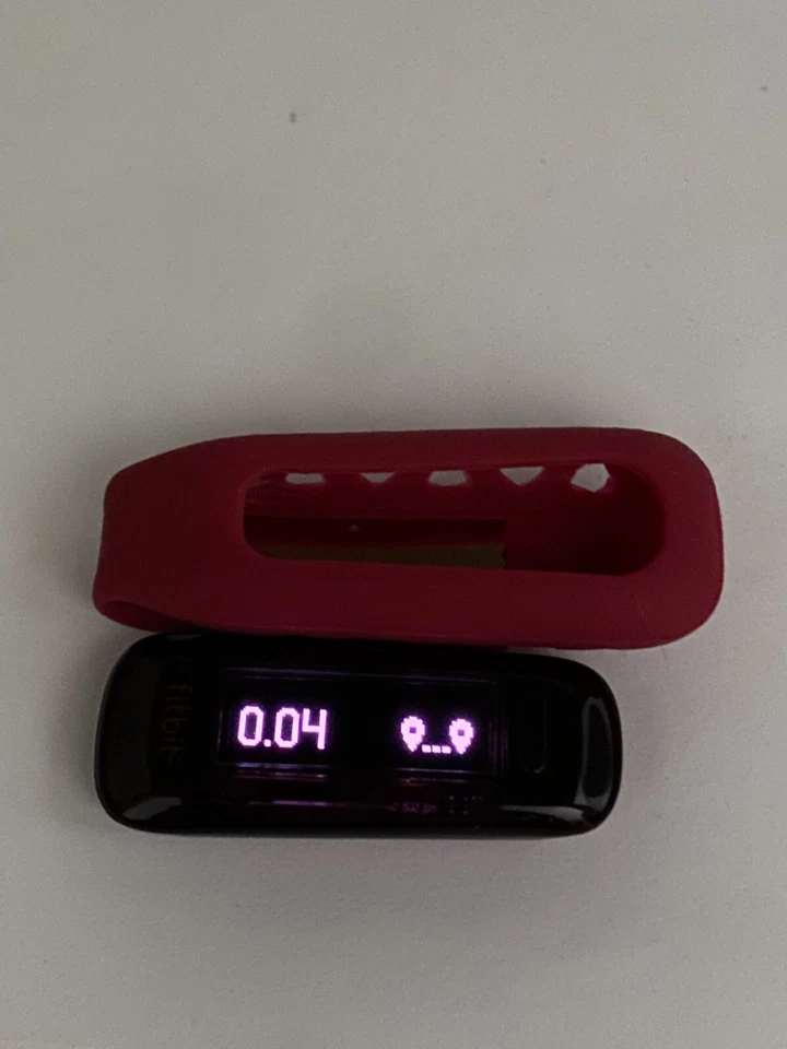 Fitbit One Red & Holder - version 6.46 new battery. PLEASE READ THE DESCRIPTION! - Image 2 of 4