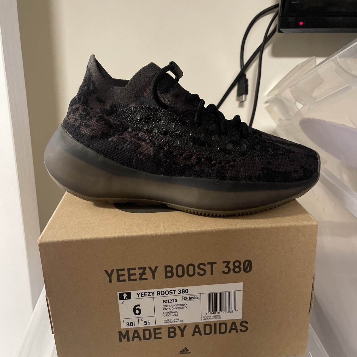 Sneakers Yeezy 380 Replica Yeezy Wave Runner 700 Replica Spot Fake