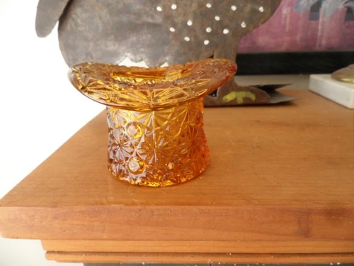 VINTAGE FENTON GLASS BUTTONS AND BOWS PATTERN AMBER TOP HAT