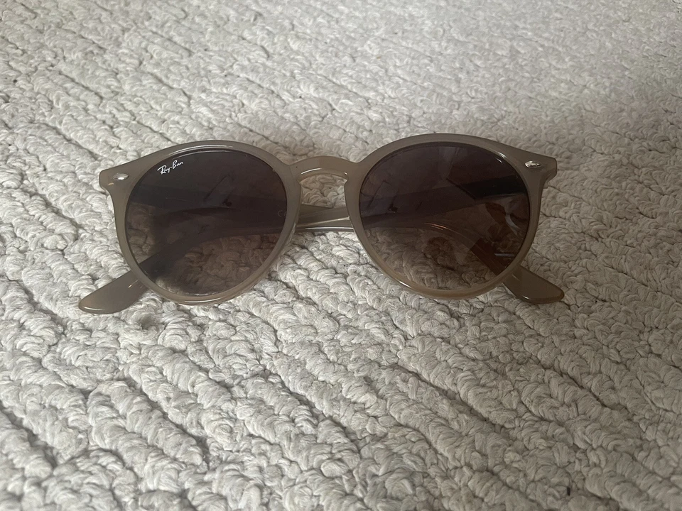 Gafas de sol Rayban color neutro Foto 3 de 4