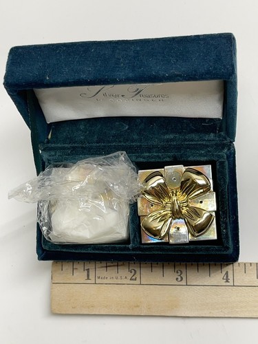 Godinger Silver Tone Gift box Bow Salt & Pepper Shakers - Picture 8 of 8