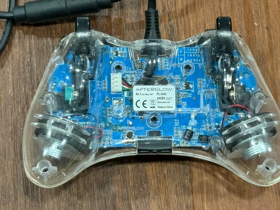 Controlador con cable Microsoft Xbox 360 transparente Afterglow PL 3702 Foto 4 de 4