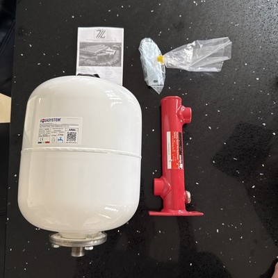 Aquasystem 8 Liter 3,5 bar Ausdehnungsgefäß mit Halterung und Profi Wandhalterung