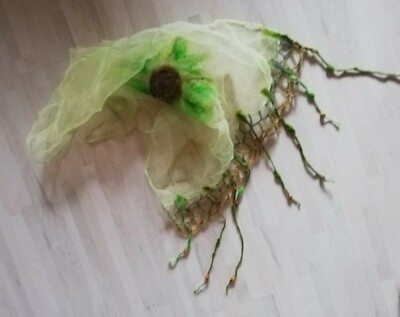 Superleichtes, stylischeTUCH, Organza, quadratisch, handgefilzt u mit Holzperlen