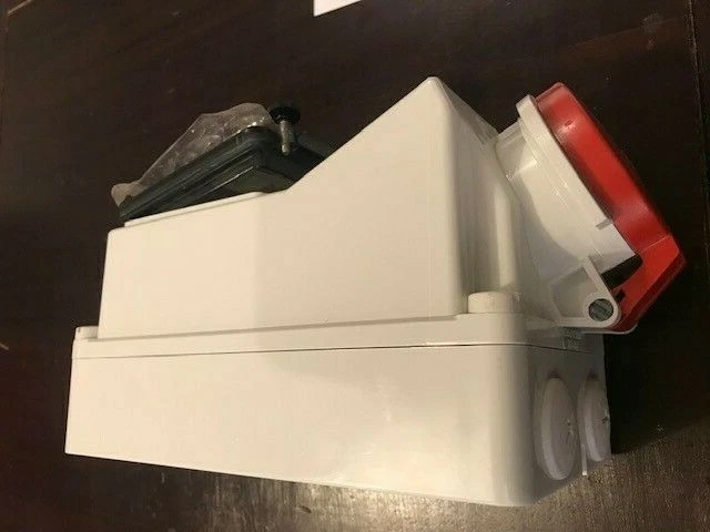 mennekes socket 32A 6H/ RCD PROTECTED SOCKET IP44, 3P+,WHITE&RED,NEW,50HZ-60HZ - Image 2 of 4