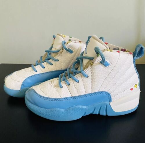 Kinder Jordan 12 Retro Emojis Größe 11C Schuhe DQ4366-114 Carolina blau/weiß schön - Bild 1 von 9