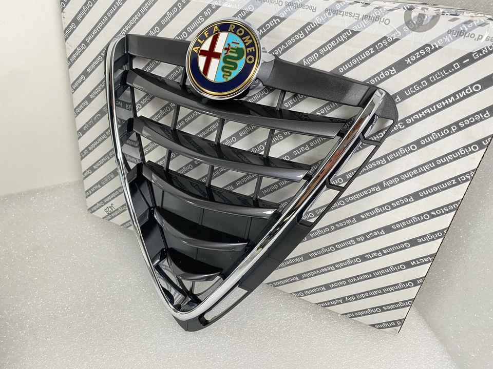 NEU&ORIG Alfa Romeo Giulietta QV Line Scudetto Kühlergrill silber / titangrau - Изображение 3 из 4
