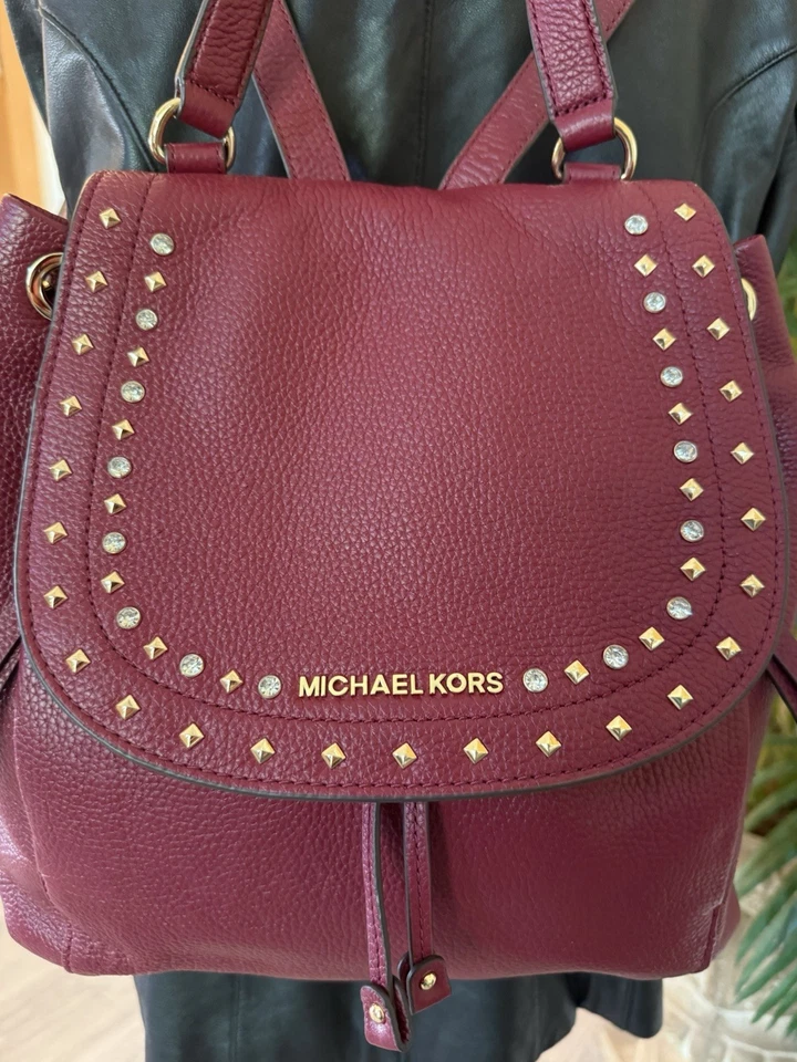 Mochila Michael Kors Riley grande couro pebbled vermelha amora com tachas de ouro nova - Imagem 2 de 4