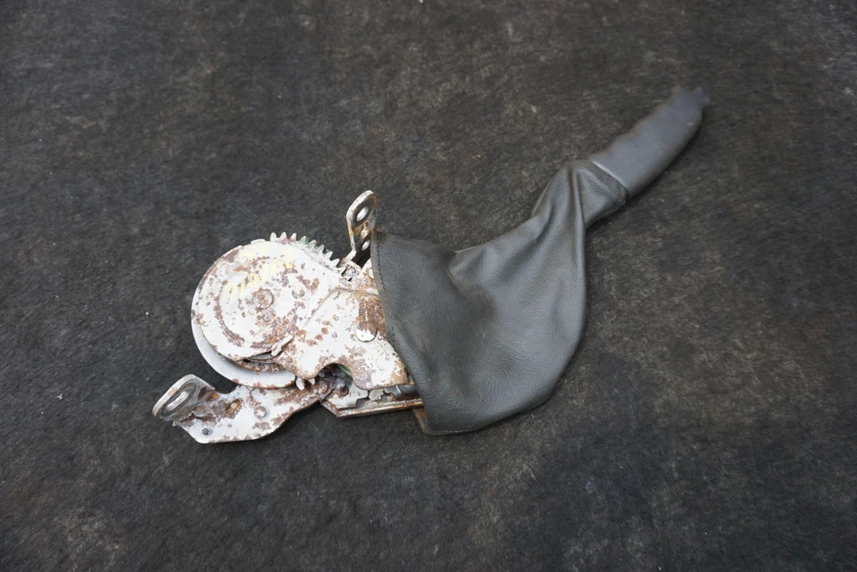 Черный оригинальный рычаг парковки ручного тормоза аварийной парковки 15839878 Chevrolet SSR 2003-06 - Изображение 3 из 4