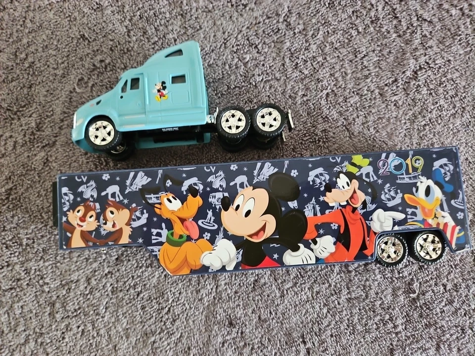 Camión Disney Peterbilt modelo 387 2019 Mickey Pluto Goofy Donald 14" de largo Foto 2 de 4