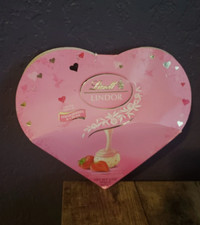 Lindt Lindor Strawberries and Cream White Cho...