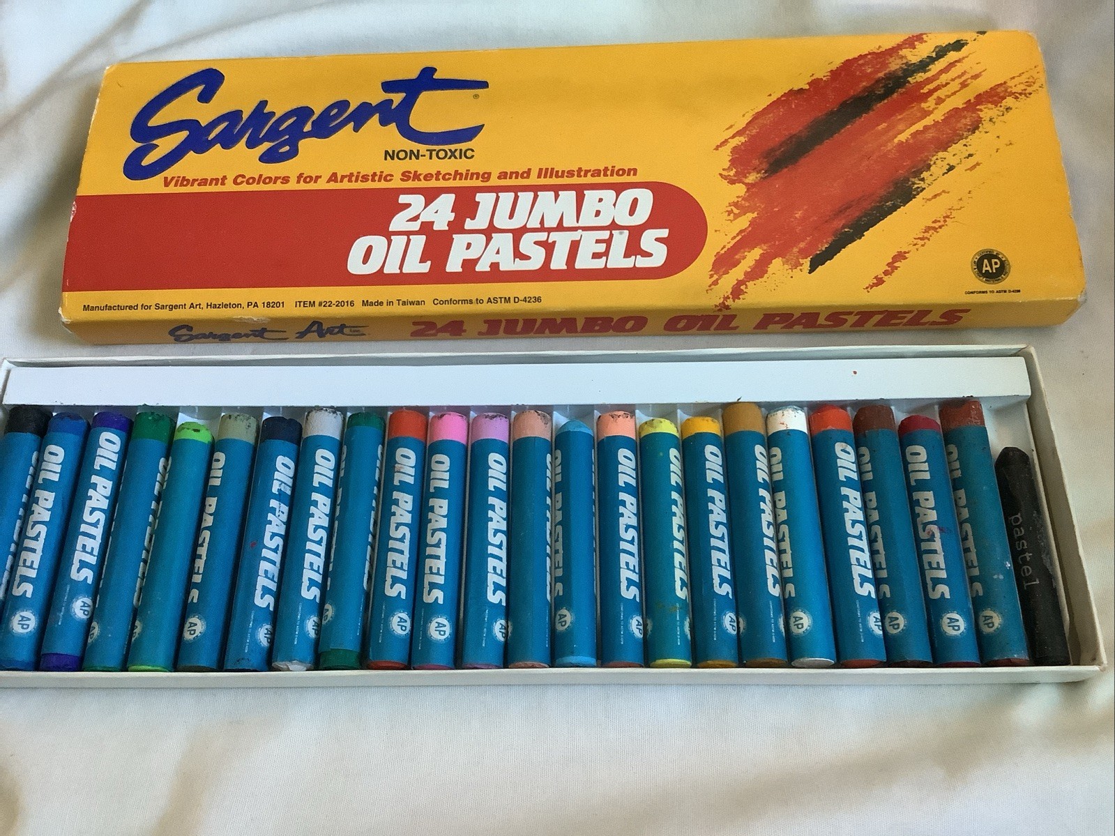 Sargent 24 Jumbo Oil Pastels 1.1 cm x 6.9 cm - Slightly Used