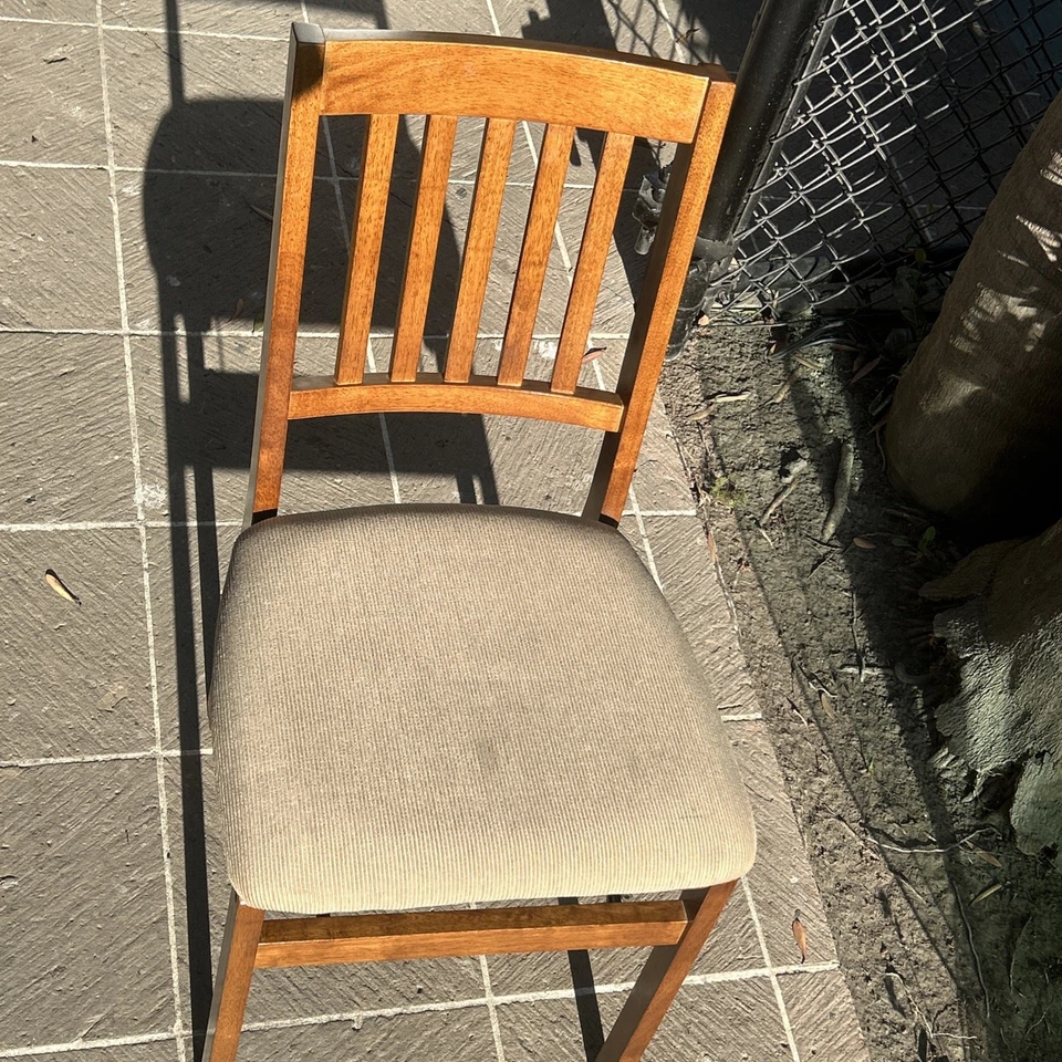 Paquete de 2 sillas plegables de madera maciza, tapicería acolchada, acabado madera frutal Stakmore Foto 2 de 4