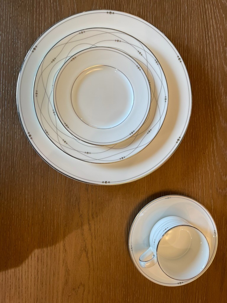 Royal Doulton Precious Platinum Fine Bone China &ndash; 14 Place Setting Set