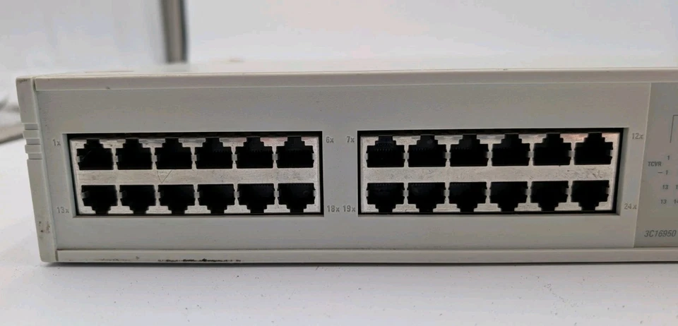 3COM SUPER STACK II SWITCH 1100 24 Ports 10Mbps and 2 Ports of 10/100Mbps - Image 2 of 4