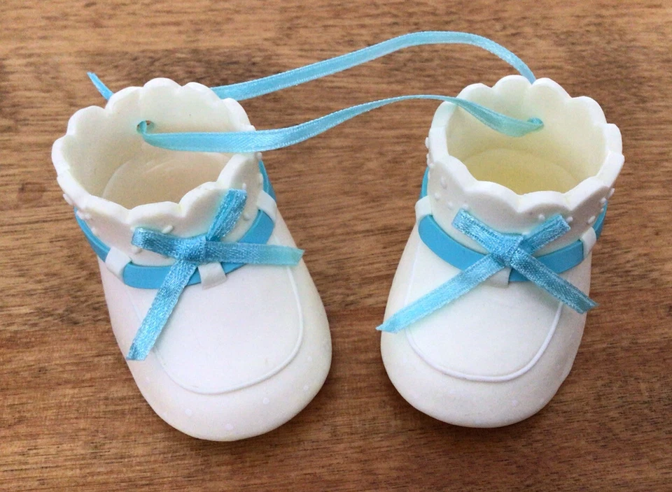 Baby Shower Memento/Cake Topper, Botines de Resina Blanca con Borde de Cinta Azul, Nuevo en Paquete Foto 2 de 4