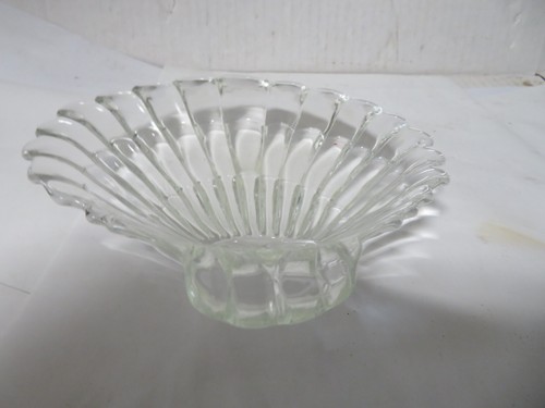 Vintage 6” Seashell Scalloped Clear Glass Serving Dish - Picture 3 of 7