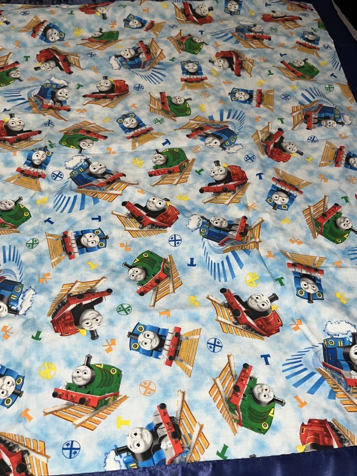 Manta de cuna Thomas the Tank Train Engine azul borde satinado usada en excelente estado Foto 3 de 4