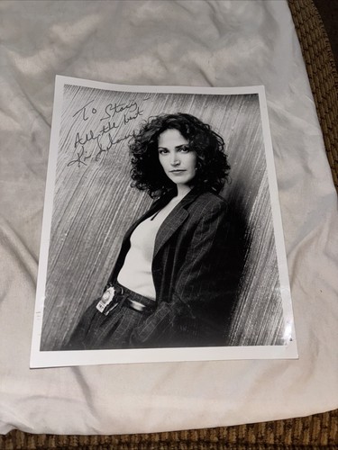 Kim Delaney Autographed 10”x8” B&W Photo 1999 Detective Diane Russell NYPD Blue - Afbeelding 1 van 7