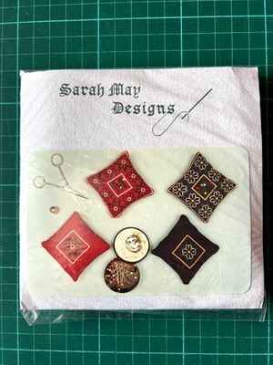 Sarah May Designs - 2 Nadelkissen Kreuzstich Set - Floral - Personalisiert