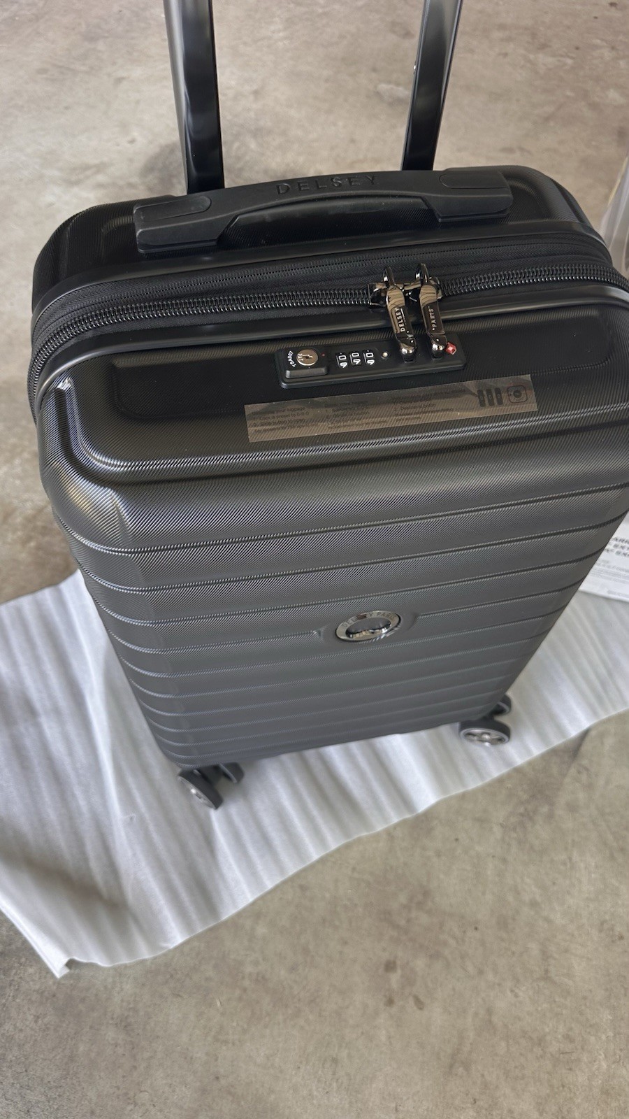 Delsey Paris Horizon Expandable 20" Spinner Carry on Luggage- Black