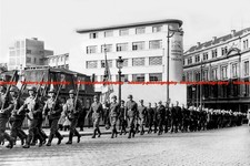 F016928 Flamen Freiwillige marschieren auf den Straßen mit Flagge Flämische Legion von Bru