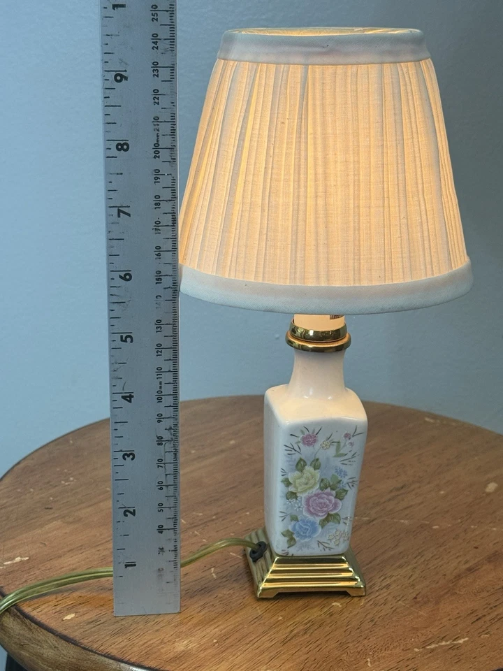 "Mini lámpara de mesa vintage de cerámica floral con pantalla de 10"" Cottage Core Country Granny" Foto 2 de 4