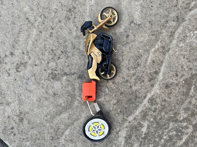 Kidco Brennschlüssel 1980 mit goldenem Suzuki Turbo Motorrad, sehr selten Oldtimer