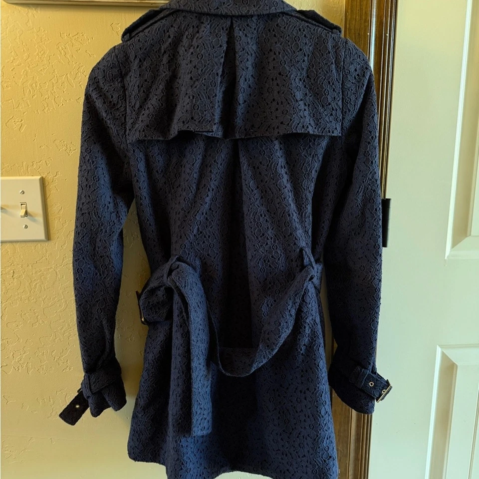 Casaco feminino Juicy Couture ervilha pequeno azul marinho renda estampado hardware tom dourado - Imagem 2 de 4