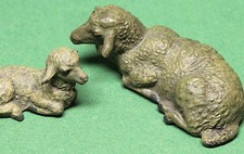 2 Tierfiguren von Lineol: 2 Schafe liegend, Masse, 1950er Jahre
