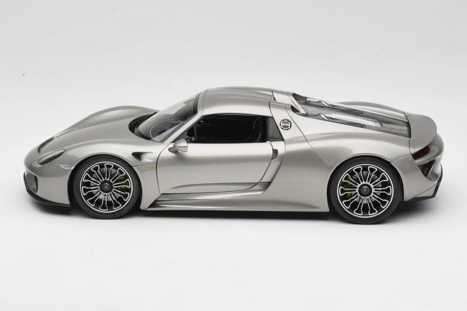 18051W Porsche 918 Spyder Grey Welly 1:18 - Image 4 of 4