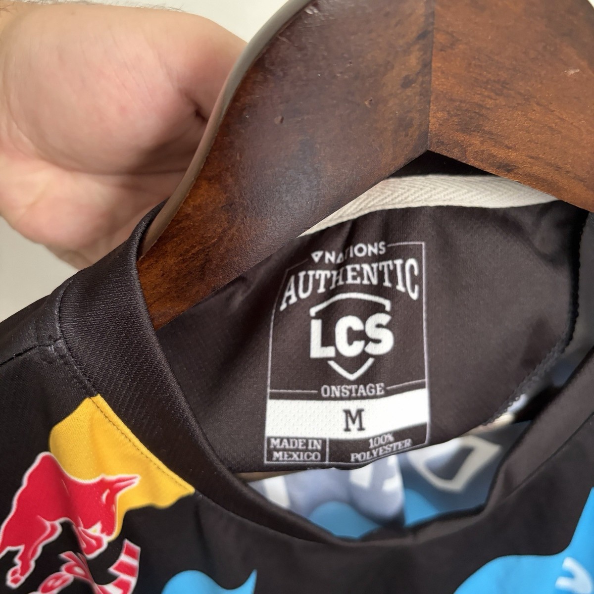 Homme en maillot de hockey sur glace bleu et blanc tenant un bâton de