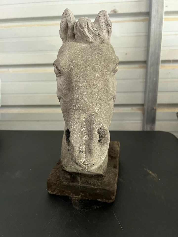 Escultura de cemento grande de cabeza de caballo Foto 2 de 4