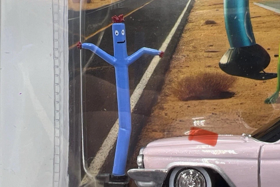 2025 M2 Machines Diorama 1960 Chrysler 300F Pink W/ Alien & Tube-man R16 198H - Image 3 of 3