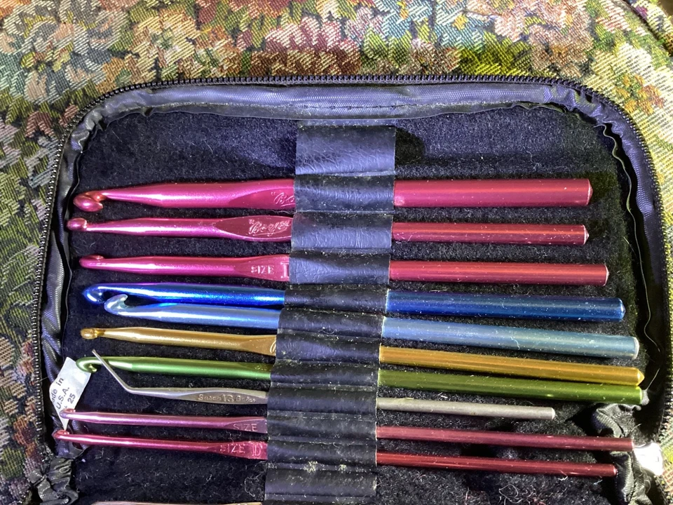 Lot of 16 vintage Metal Crochet Hooks with zipper case. - Image 4 of 4
