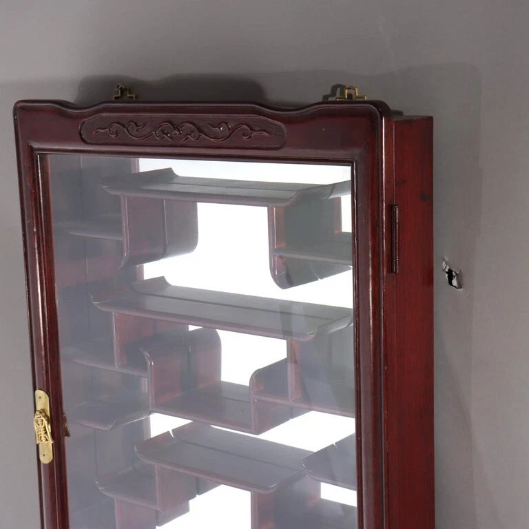 Gabinete de pared colgante de curiosidades de caoba china con estantes de exhibición desplazados siglo XX Foto 3 de 4