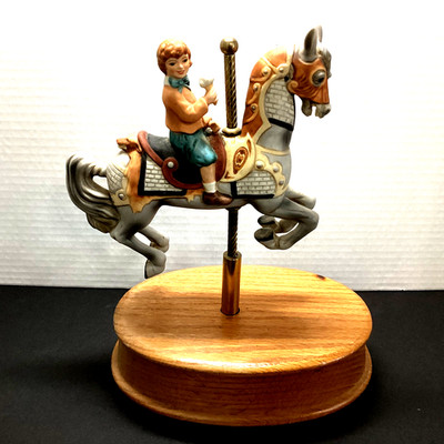 VINTAGE WILLITTS PORCELAIN MUSICAL CAROUSEL HORSE ON WOODEN STAND TESTED & WORKS