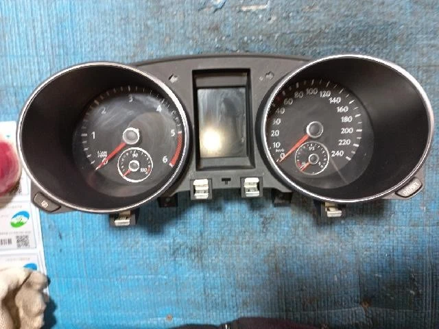 Приборные панели 2011 Volkswagen Golf BlueMotion - Изображение 2 из 4