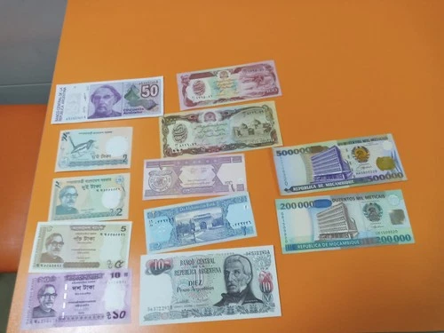 300 DIFFERENT UNC banknotes