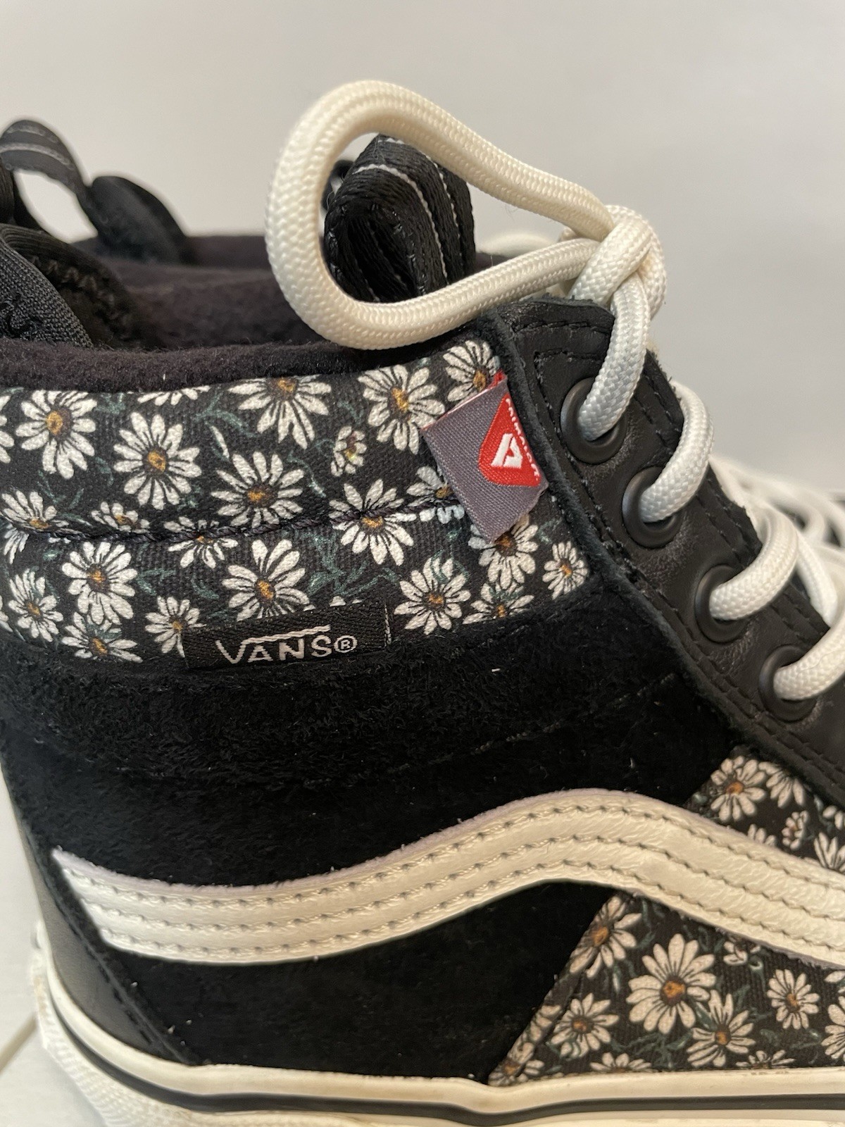 VANS Sk8-Hi MTE Hiking Black White Floral Women  Size 6 High Top Hydroguard 360 thumbnail 5