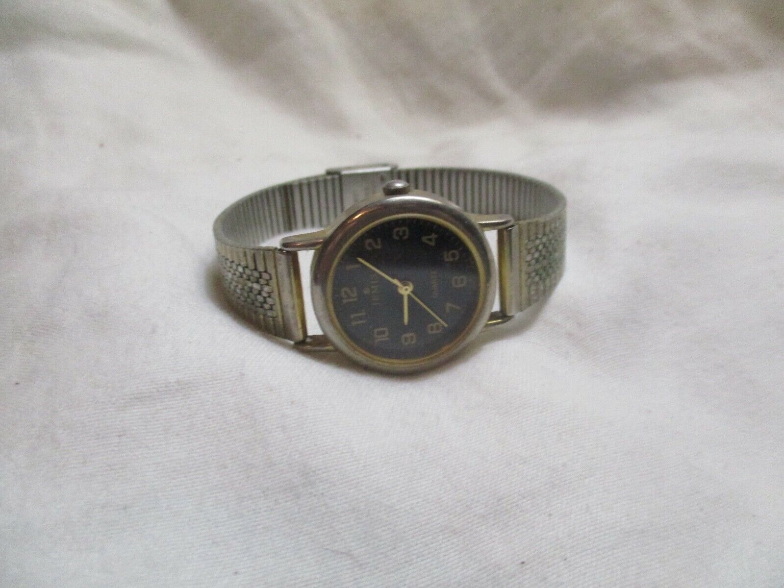 Jemis Analog Wristwatch with Quartz Movement