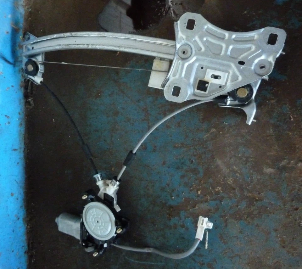 Lexus ES300 10/96-8/99 20 Series Left Rear Window Regulator with Motor - Image 2 of 2