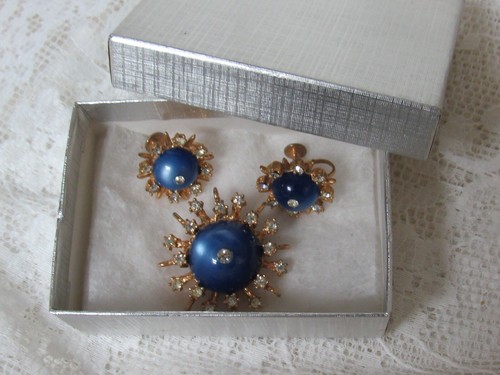Vintage Blue Moonstone Cabochon / Rhinestones Brooch, Pin & Screw Back Earrings - Picture 8 of 9