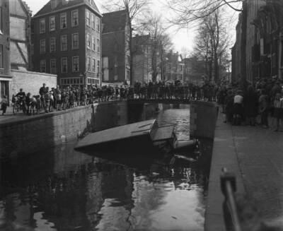 Car in Kromboomsloot, April 20 1947, cars, canals, accidents, traf- Old Photo
